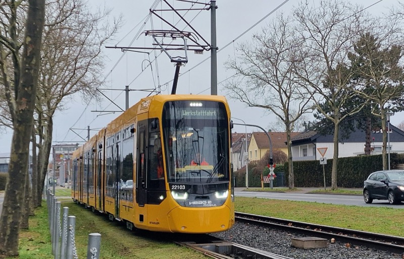 Gelbe Niederflur-Straßenbahn vom Typ ST15 der HEAG mobilo auf Rasengleis in Darmstadt