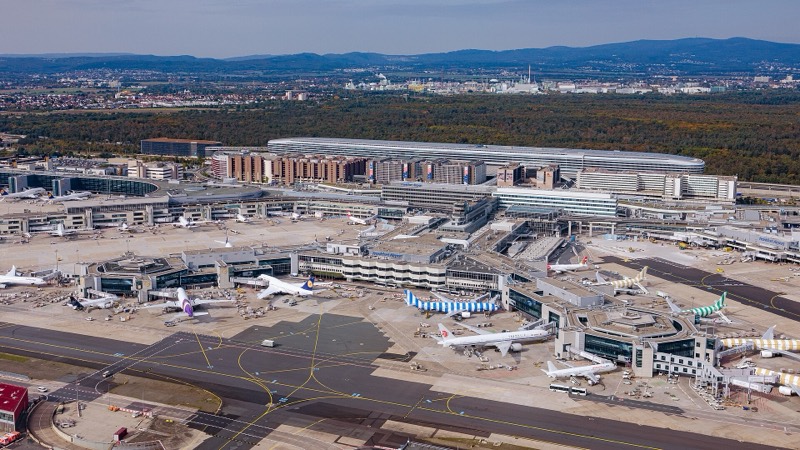 Luftaufnahme des Terminals 1 am Flughafen Frankfurt mit Flugzeugen am Vorfeld