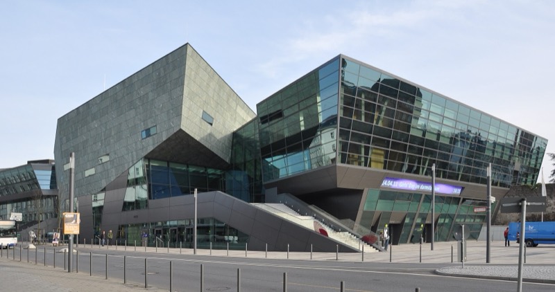 Kongresszentrum darmstadtium in Darmstadt mit kantiger Fassade aus Glas und grünlich schimmernden Platten