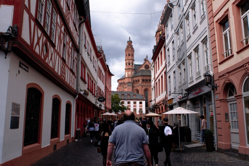 Gasse in der Mainzer Altstadt mit Fachwerkhäusern und Blick auf den Mainzer Dom