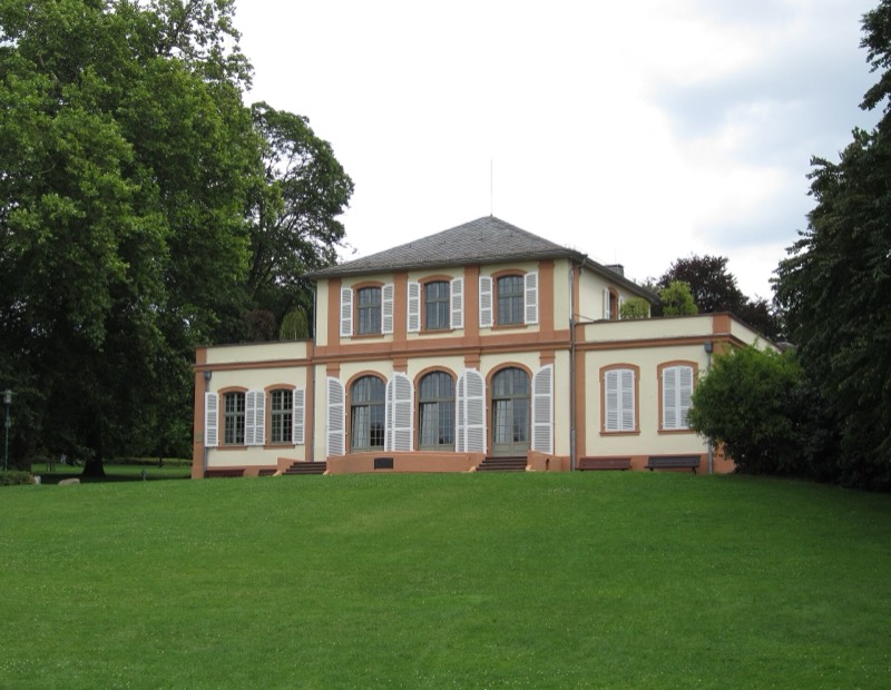 Prinz-Emil-Schlösschen mit großer Rasenfläche und alten Bäumen im Prinz-Emil-Garten, Darmstadt-Bessungen