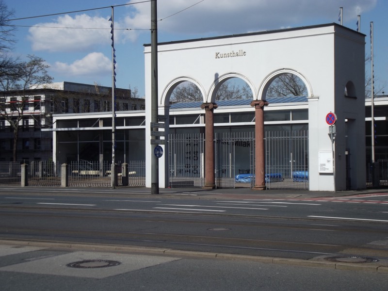 Eingangsportal der Kunsthalle Darmstadt mit Säulenarkade am Steubenplatz