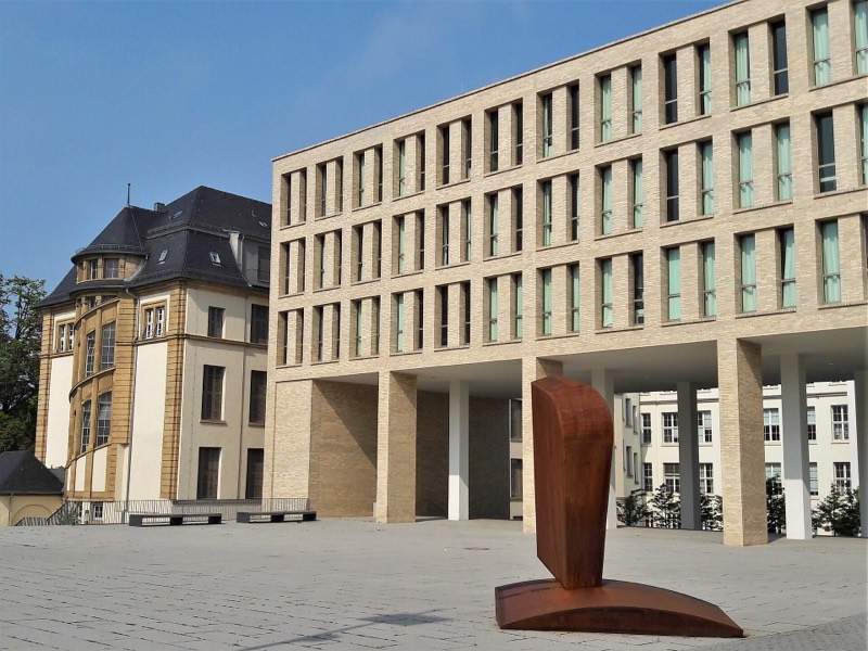 Campusplatz der TU Darmstadt in der Stadtmitte mit Universitäts- und Landesbibliothek und Skulptur „Büste“ von Franz Bernhard