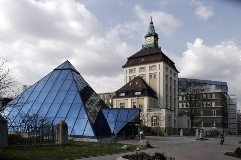 Glaspyramide und historischer Uhrturm auf dem Gelände der Merck-Konzernzentrale in Darmstadt