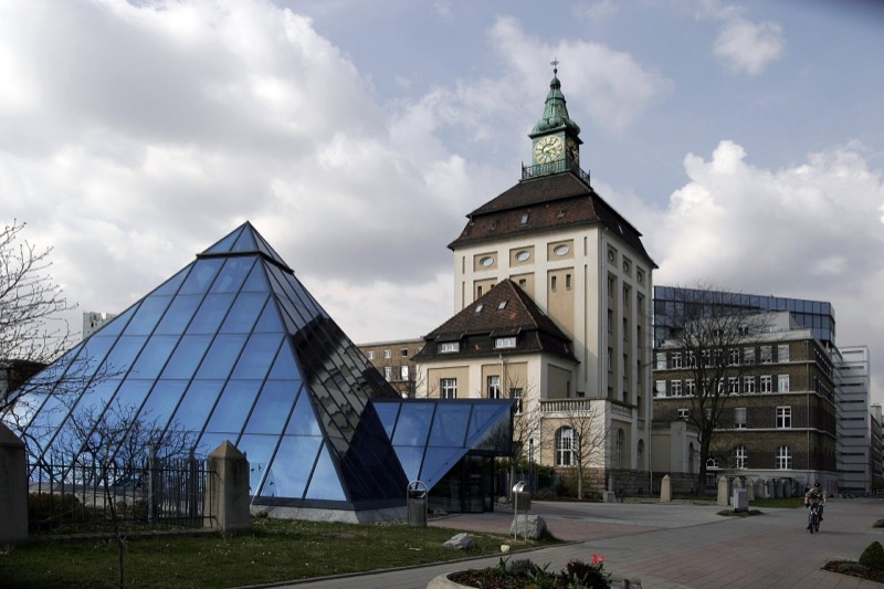 Gläserne Pyramide und historischer Uhrturm auf dem Merck-Gelände in Darmstadt