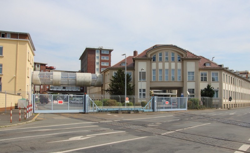 Werkstor und historisches Verwaltungsgebäude von Röhm/Evonik an der Kirschenallee in Darmstadt