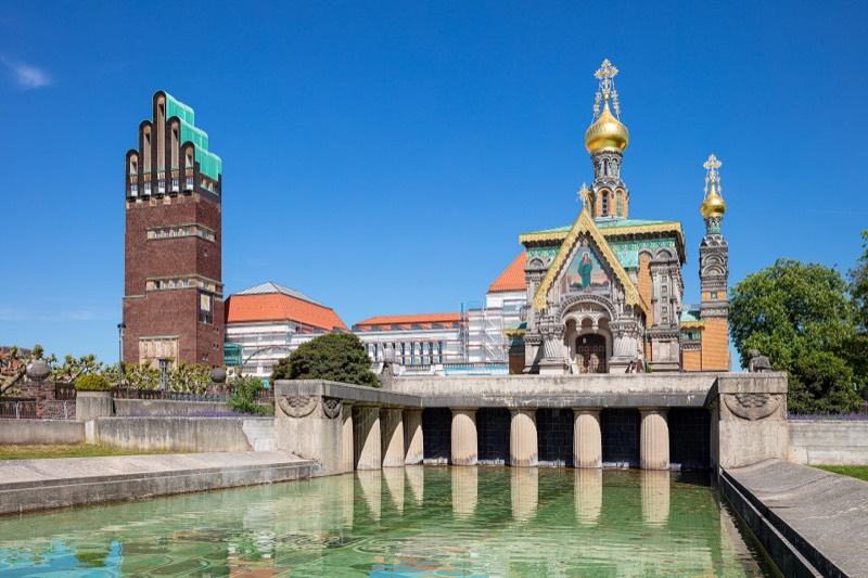 Hochzeitsturm und Russische Kapelle auf der Mathildenhöhe in Darmstadt, davor das Wasserbecken mit Spiegelung
