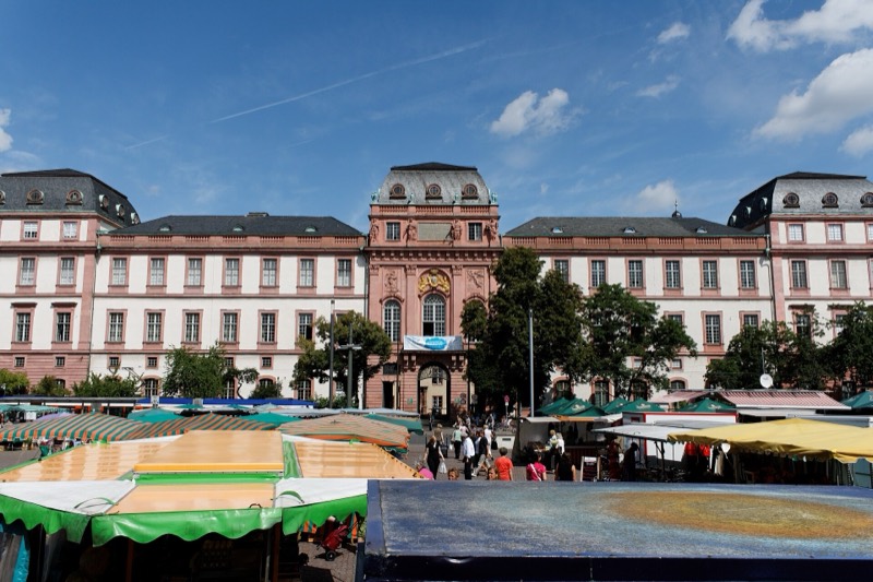 Südseite des Residenzschlosses Darmstadt mit Marktständen auf dem Marktplatz