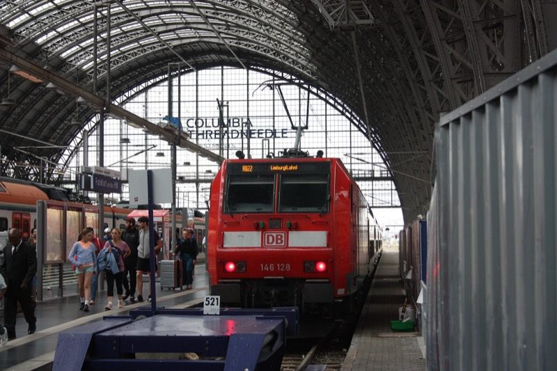 Regionalzug unter der historischen Bahnsteighalle des Frankfurter Hauptbahnhofs