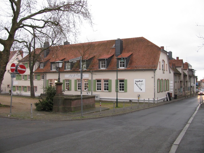 Der Bessunger Jagdhof an der Bessunger Straße in Darmstadt-Bessungen mit Brunnen und historischem Hauptgebäude