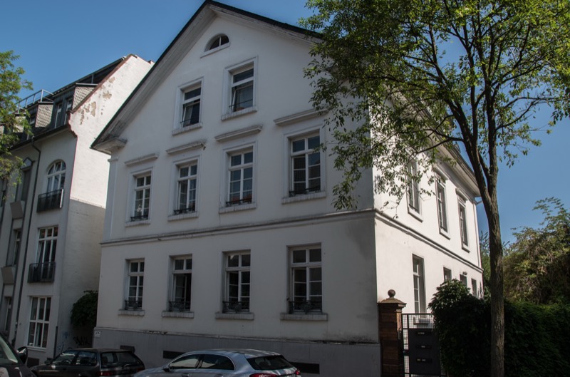 Denkmalgeschütztes Altbauhaus in der Mauerstraße in Darmstadt unter blauem Himmel