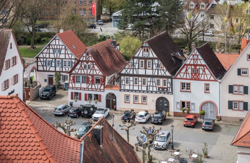Blick von oben auf den Marktplatz von Zwingenberg an der Bergstraße mit Fachwerkhäusern