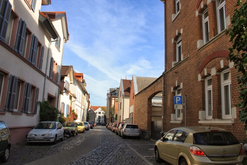 Schmale Gasse im Darmstädter Martinsviertel mit Kopfsteinpflaster, Altbauten und Backsteinfassade