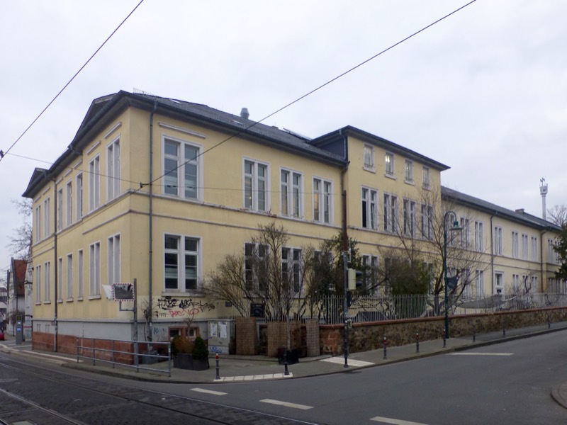 Das gelbe Gebäude des Kulturzentrums Bessunger Knabenschule an einer Straßenecke in Darmstadt-Bessungen