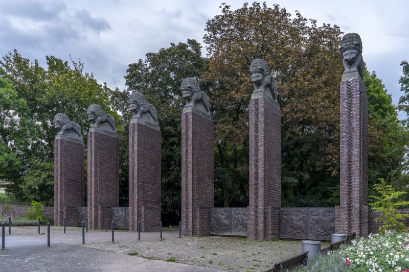 Löwentor mit Löwenskulpturen auf Ziegelsäulen am Park Rosenhöhe in Darmstadt