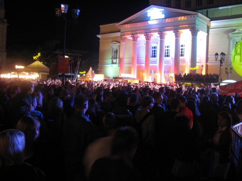 Dicht gedrängtes Publikum beim abendlichen Schlossgrabenfest 2009 in der Darmstädter Innenstadt, im Hintergrund ein beleuchteter Säulenbau