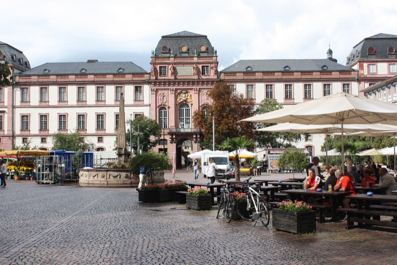 Darmstädter Marktplatz mit Marktbrunnen, Außengastronomie und der Südfassade des Residenzschlosses