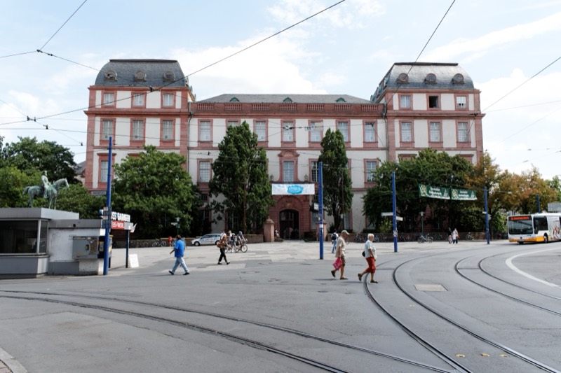 Westseite des Darmstädter Residenzschlosses mit Straßenbahngleisen und Tram im Vordergrund