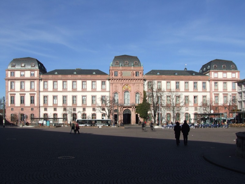Residenzschloss Darmstadt mit barocker Fassade und Portal, vom Marktplatz aus gesehen