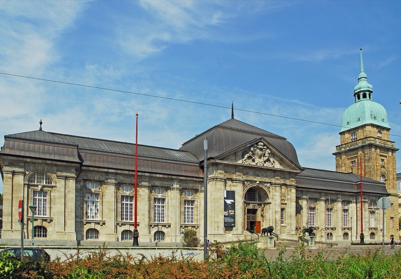 Hessisches Landesmuseum Darmstadt am Friedensplatz mit Löwen am Eingang und Kuppelturm