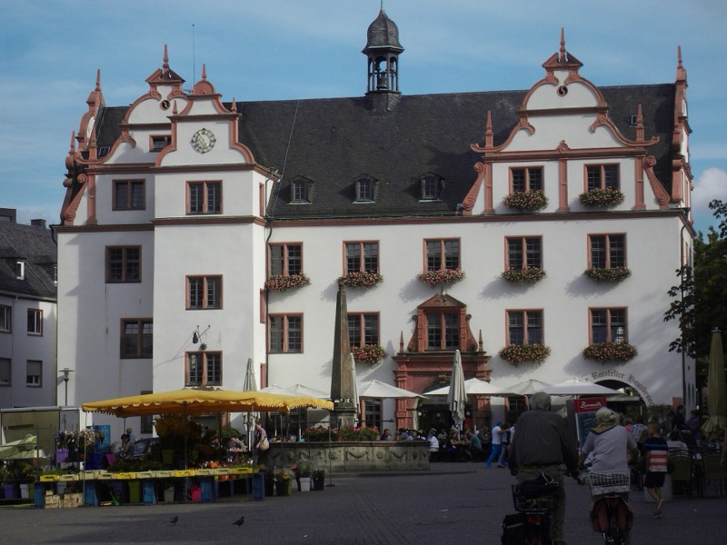 Marktstände mit Sonnenschirmen auf dem Darmstädter Marktplatz vor dem Alten Rathaus