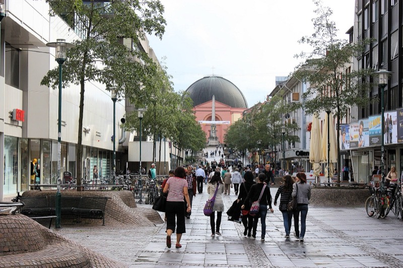 Fußgängerzone Wilhelminenstraße in der Darmstädter Innenstadt mit Blick auf die Kuppel der Sankt-Ludwig-Kirche