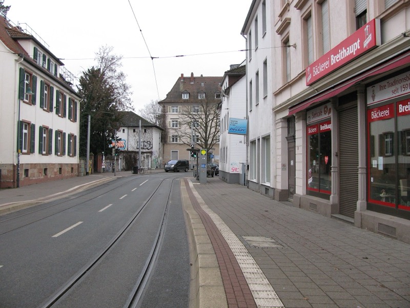 Straßenbahnhaltestelle Orangerie in Darmstadt-Bessungen mit Gleisen und Ladenzeile