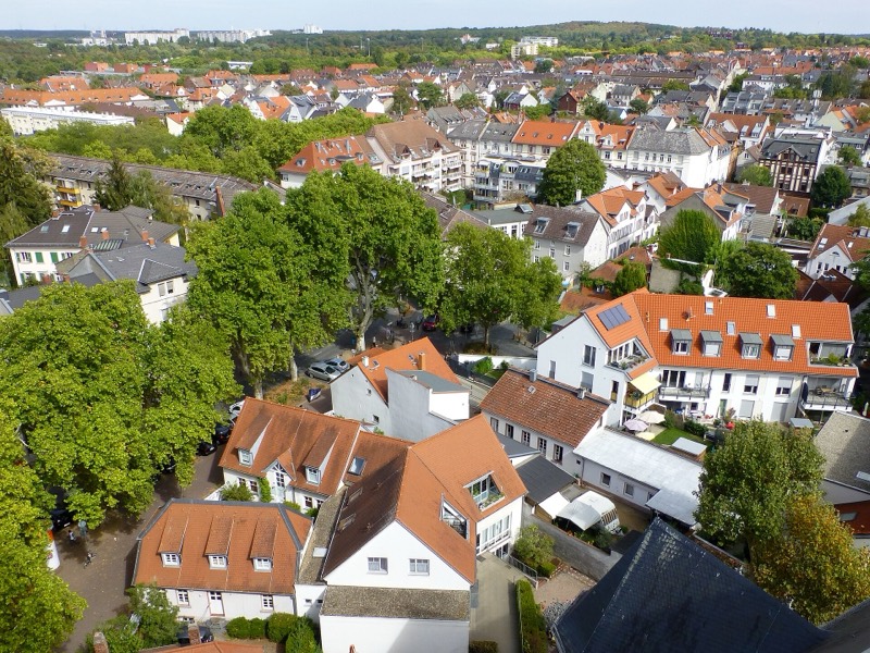 Blick vom Turm der Kirche St. Elisabeth über die Dächer und Gärten des Darmstädter Martinsviertels