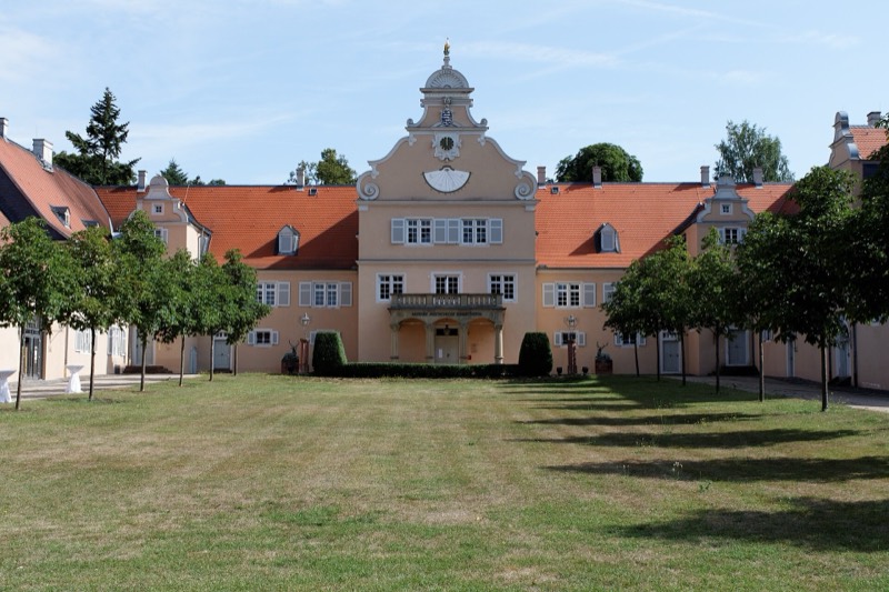 Jagdschloss Kranichstein in Darmstadt-Kranichstein mit Uhrturm, Ehrenhof und Baumreihen
