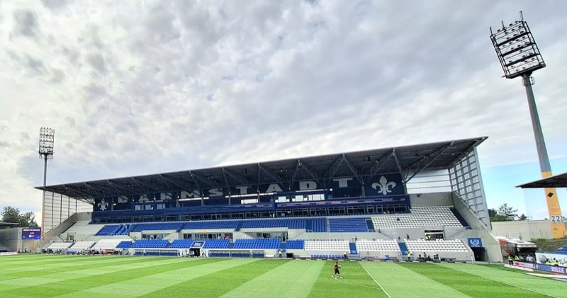 Die neue Haupttribüne des Stadions am Böllenfalltor in Darmstadt mit Lilien-Wappen und Schriftzug „Darmstadt“