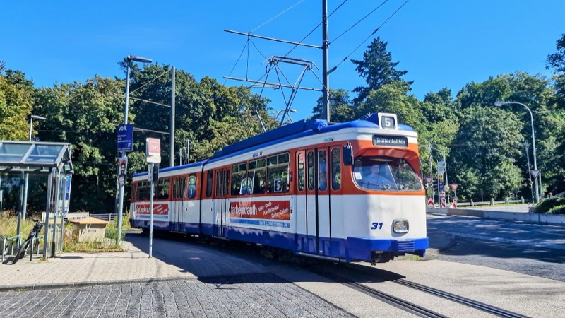 Straßenbahn der Linie 5 mit Ziel Böllenfalltor an der Haltestelle nahe dem Stadion in Darmstadt