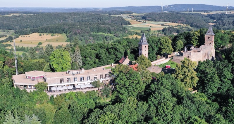 Luftaufnahme der Burg Frankenstein über Mühltal mit ihren beiden Türmen, umgeben von Wald und Feldern