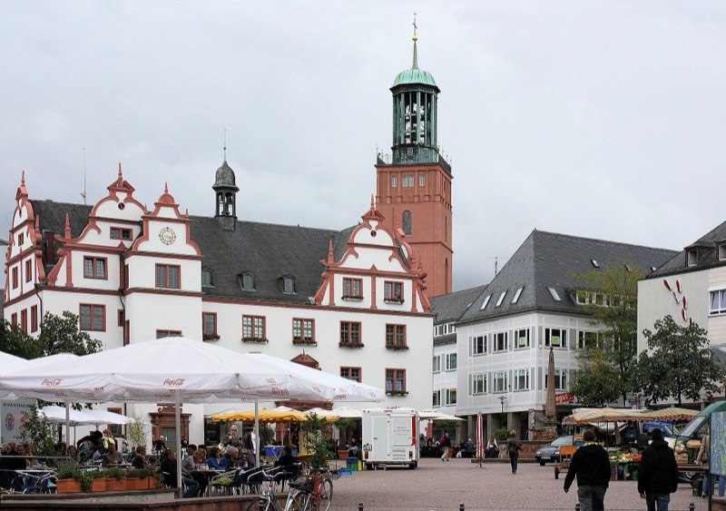 Darmstädter Marktplatz mit dem Alten Rathaus im Renaissancestil und dem Turm der Stadtkirche