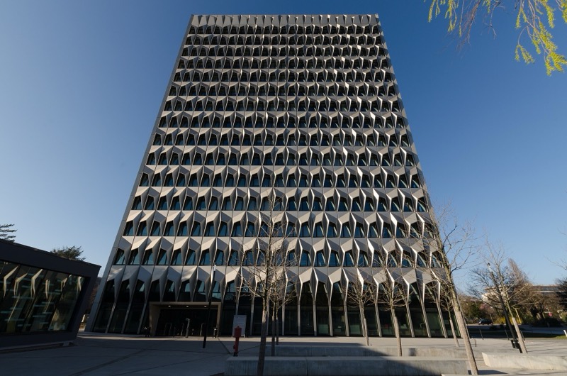 Das Hochhaus der Hochschule Darmstadt (Gebäude C10) mit seiner markanten Betonfassade