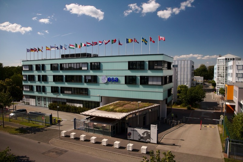 Hauptgebäude des Europäischen Raumflugkontrollzentrums ESOC der ESA in Darmstadt mit den Flaggen der Mitgliedstaaten
