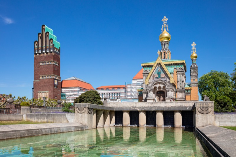 Hochzeitsturm, Ausstellungsgebäude und Russische Kapelle auf der Mathildenhöhe mit dem Wasserbecken im Vordergrund