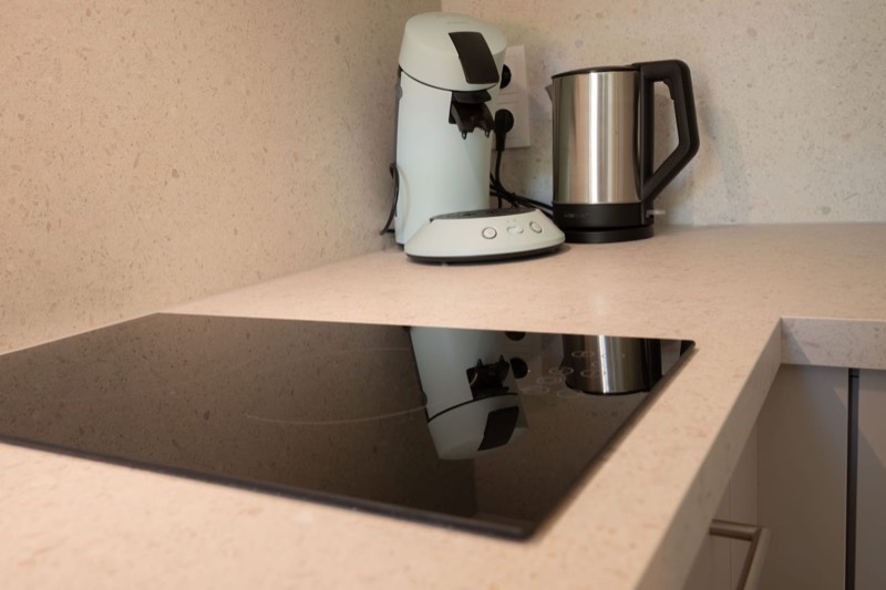 Studio 1 – Ceranfeld mit Kaffeepadmaschine und Wasserkocher