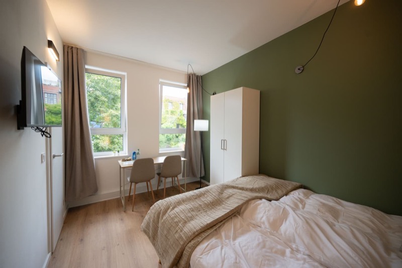 Studio 2 – Doppelbett mit Fenster, TV und Essplatz