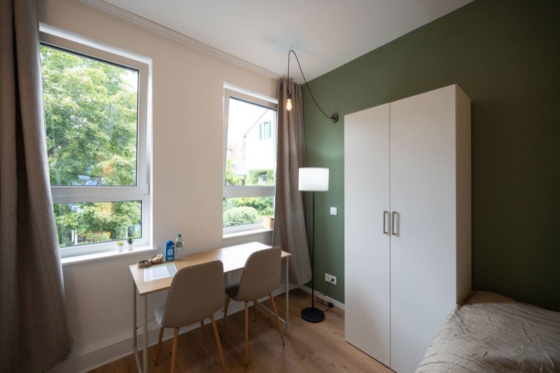 Studio 2 – Arbeits- und Essplatz am Fenster