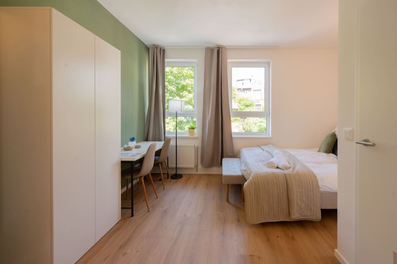 Studio 3 – Schlafbereich mit Kleiderschrank und Arbeitsplatz