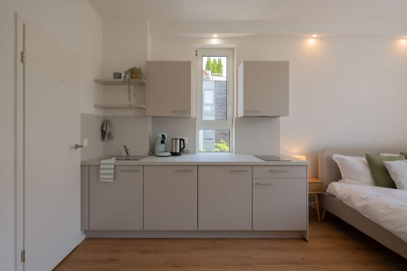 Studio 4 – Küchenzeile mit Bett im hellen Studio
