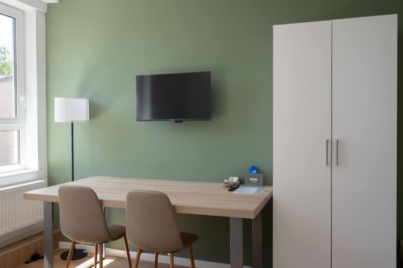 Studio 4 – Esstisch mit Stühlen, TV und Kleiderschrank