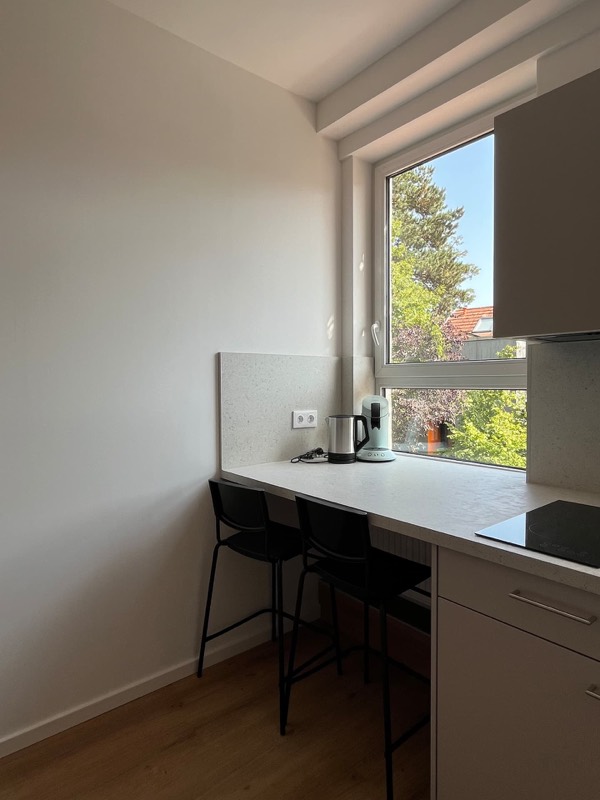 Studio 5 – Küchenzeile mit Theke und Barhockern