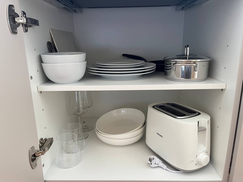 Studio 5 – Geschirrschrank mit Töpfen, Tellern und Toaster