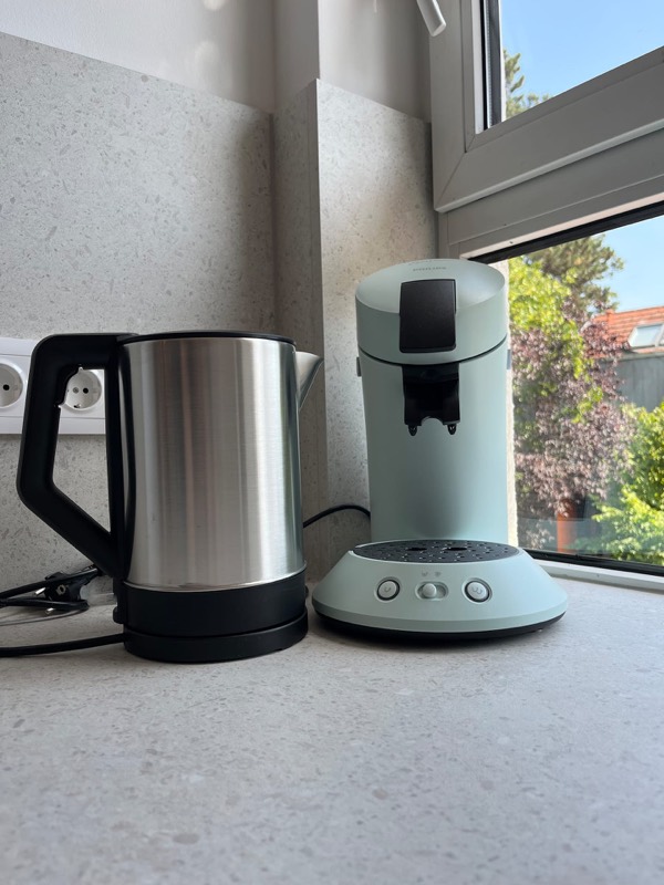 Studio 5 – Wasserkocher und Kaffeepadmaschine am Fenster