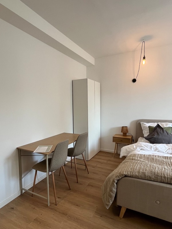 Studio 5 – Doppelbett mit Schreibtisch und Kleiderschrank