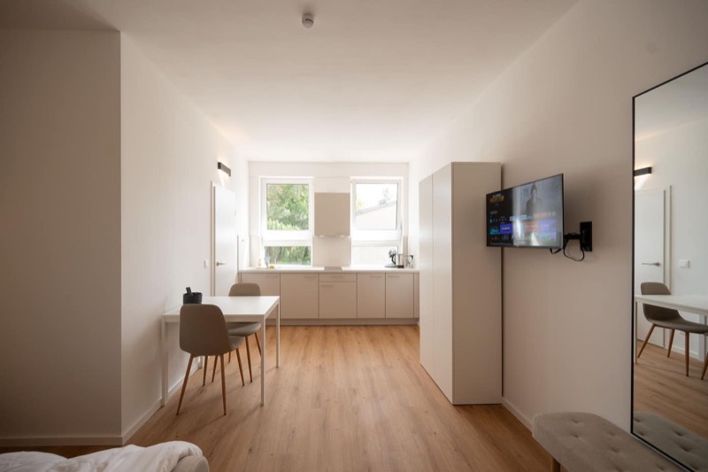 Studio 6 – Helles Studio mit Esstisch, TV und Küchenzeile