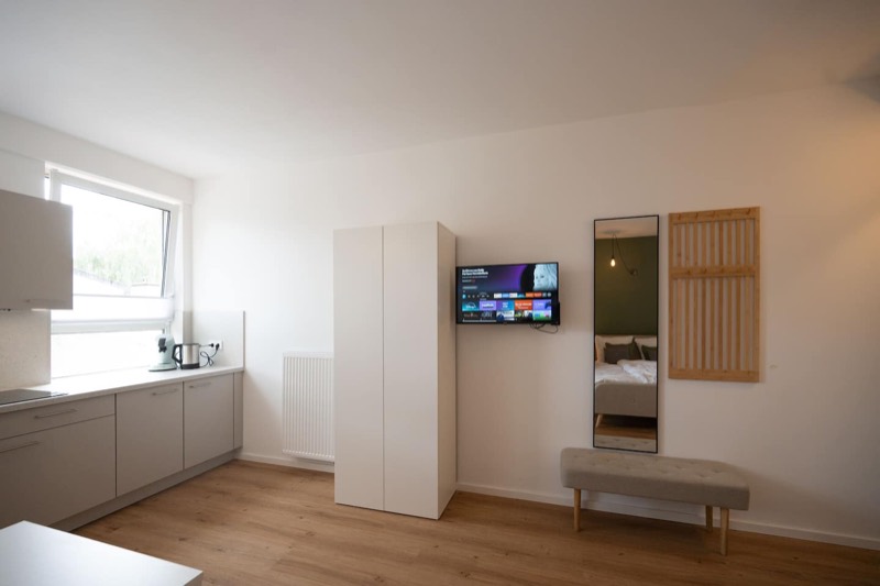 Studio 6 – Küchenzeile, Kleiderschrank und TV