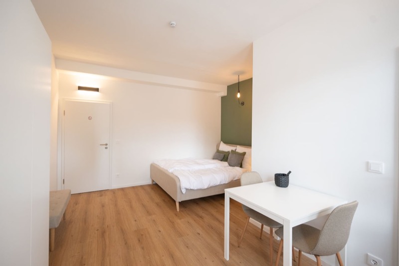 Studio 6 – Doppelbett mit Esstisch am Eingang