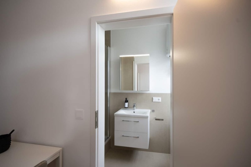 Studio 6 – Blick ins Badezimmer mit Waschtisch